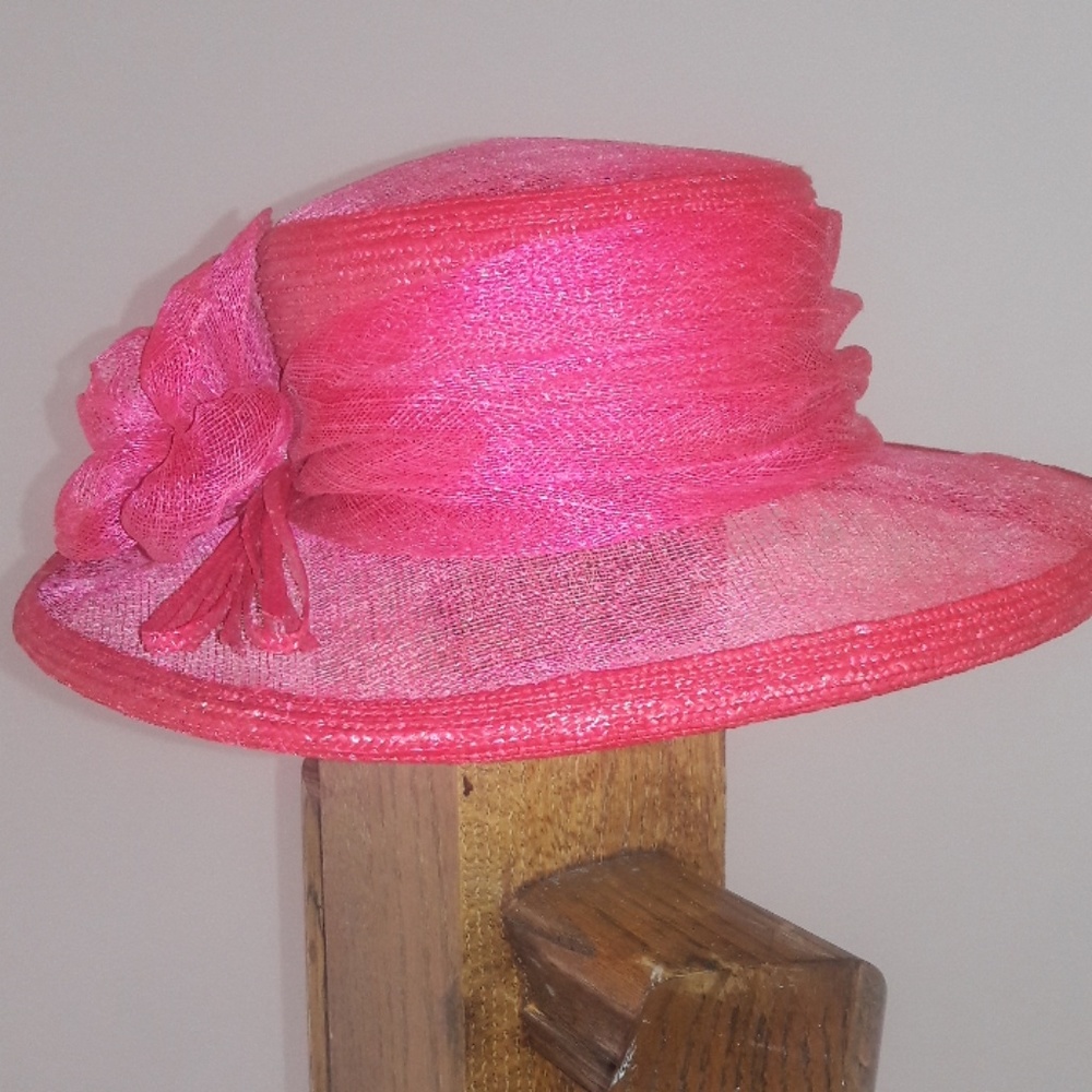 Lipstick red straw hat